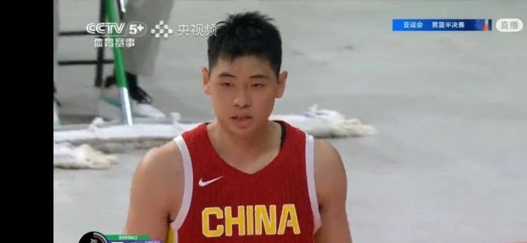 中国男篮又输了一场，而且输得很难看。可只把火撒向球员，方向就偏了。
郭士强指导有