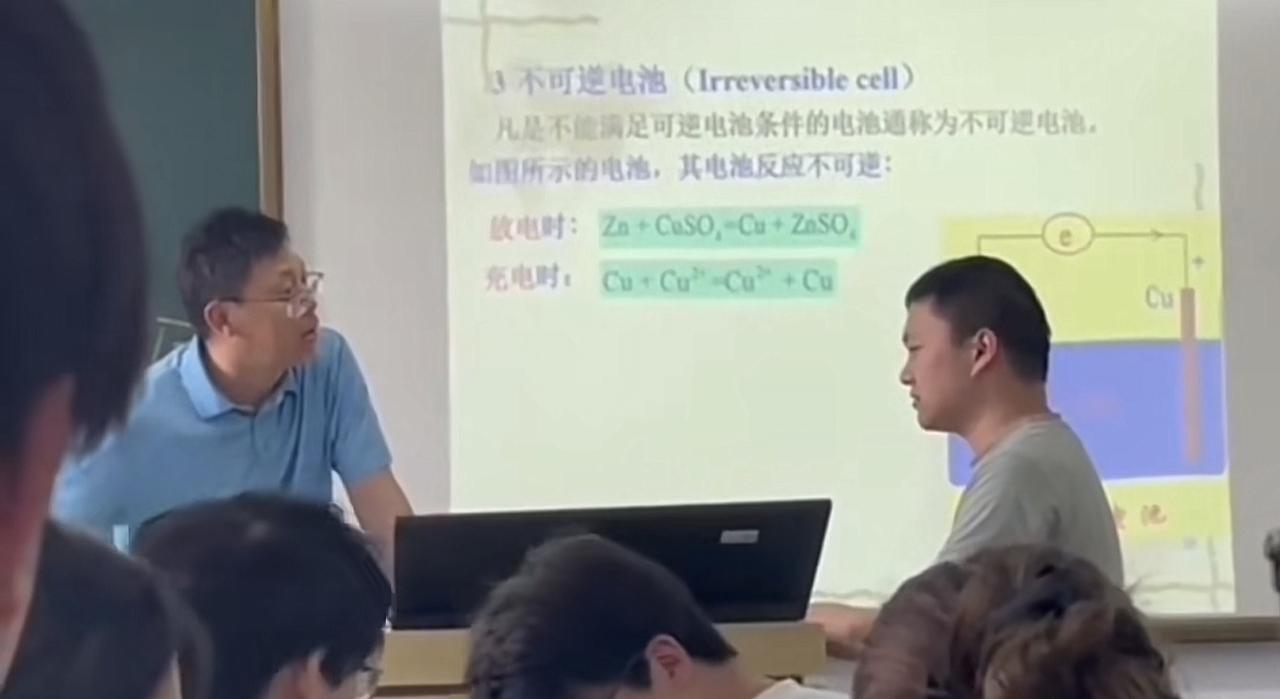 这个“沙沙哥”明显出问题了，应该看医生了，不然后果很严重

咋回事呢，老师上课，