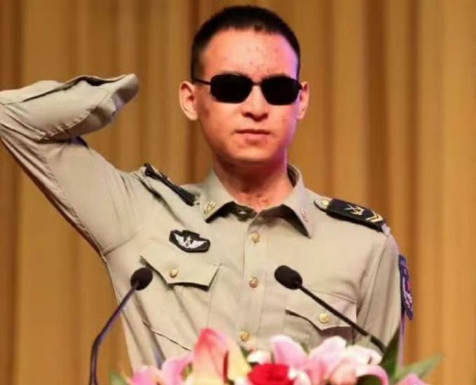 排雷战士杜富国，2018年10月11日下午，在执行扫雷任务时突遇爆炸，杜富国为保