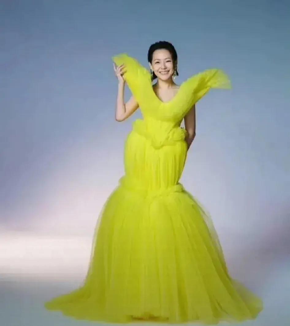 哇，好美的小S
她穿的绿色裙子太有个性了
不得不说又美回来了
这一次的美
充满了