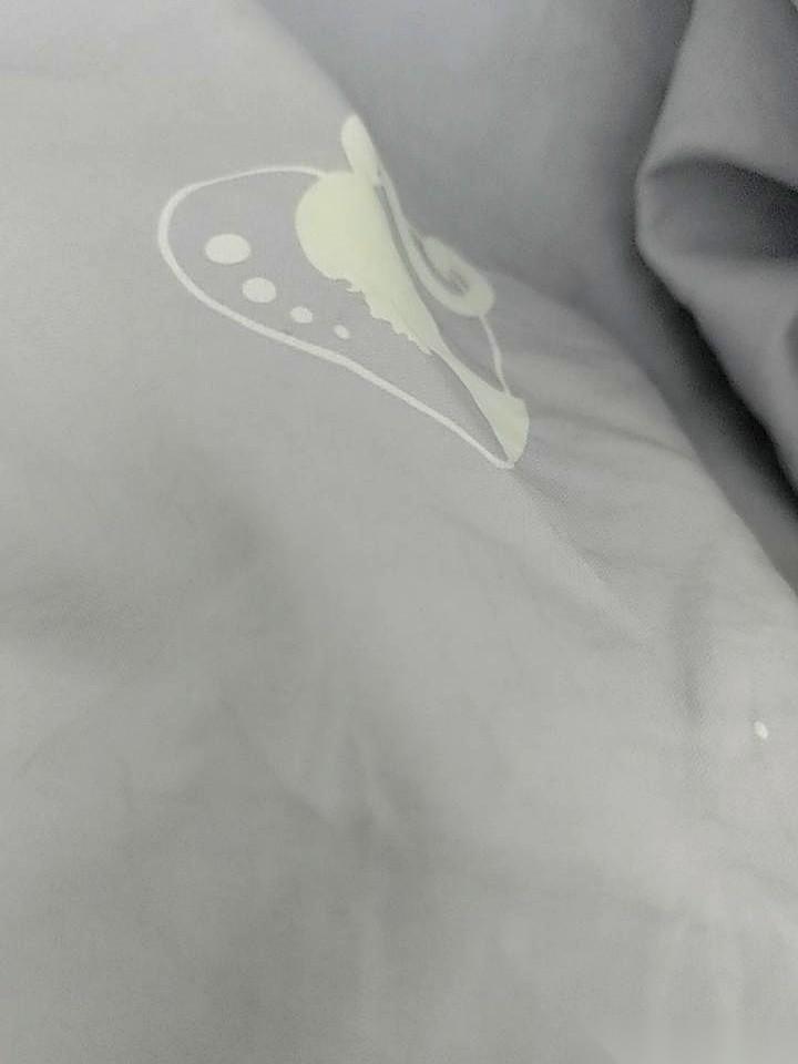 听邻居小张说了个事，简直了。
她婆婆，当年孩子小，死活不来带，连雇保姆的钱都不给