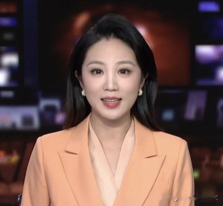 31岁的女主持人余露莹长相挺标致的，她的五官漂亮大气有喜感，主持节目字正腔圆，形