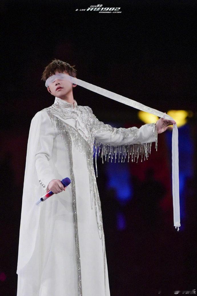 张杰鸟巢演唱会排期即便行程密集到堪称“音乐打工人”，张杰依旧每场全力以赴，用最滚