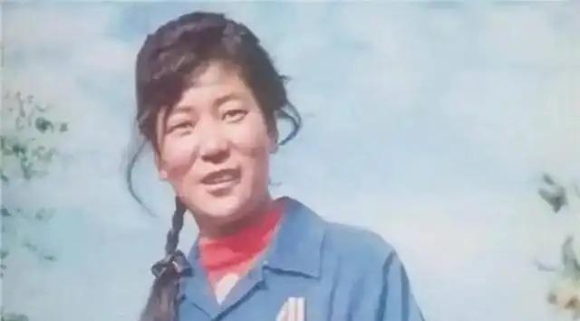 1982年， 青海18岁女兵修水管时，挖出七万枚 银元，她四下张望，确定周围没人