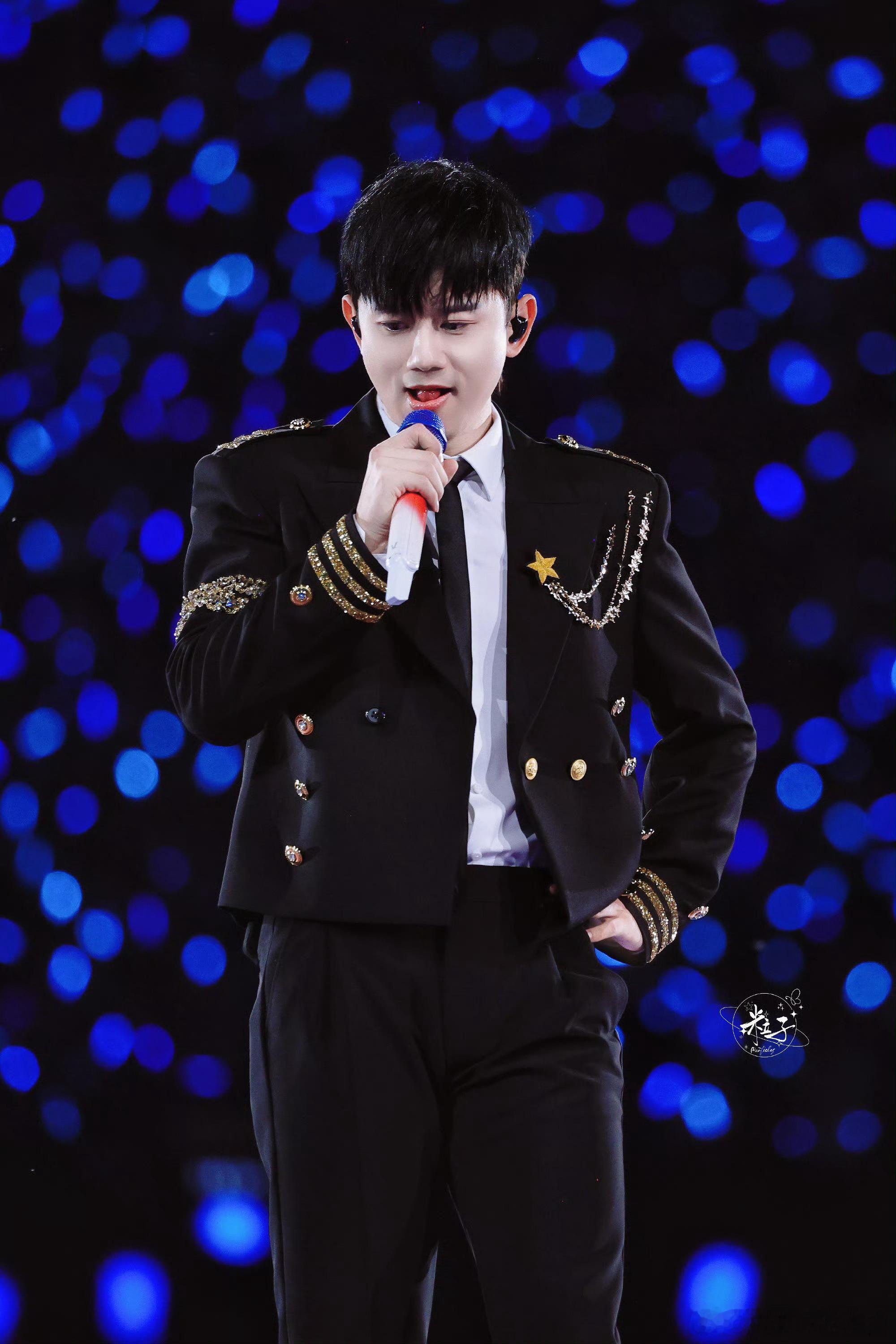 张杰真的在鸟巢唱了新征程感叹张杰唱功太正了！鸟巢舞台倾情演唱《新征程》，歌声铿锵