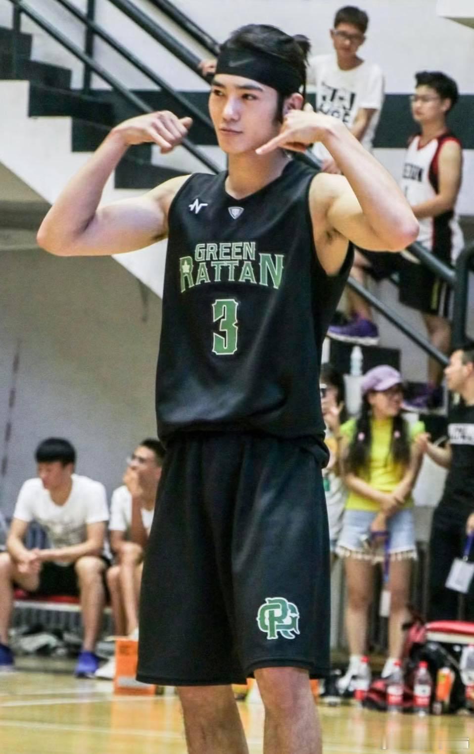 建议于适王安宇约场专业局这是什么神仙联动预告🏀 两位篮球少年在球场挥汗的画面，