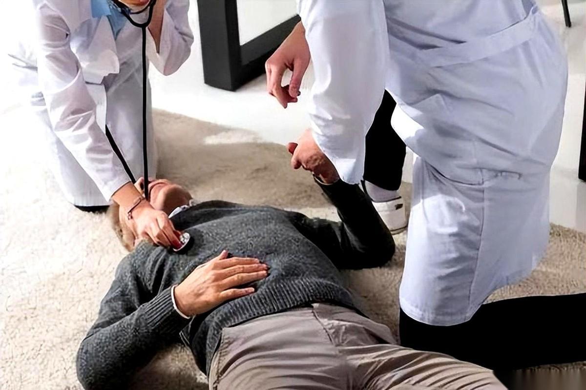 凌晨两三点，有人心梗，没了。
医生回头一问家属，很多人都提到一个细节：他夜里起来