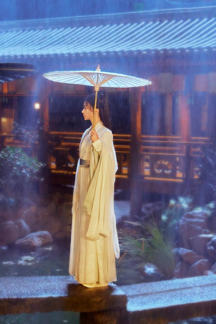 #吴谨言白衣撑伞#  一见钟情的美人画既视感！诗情画意的贵气感拉满！吴谨言白衣撑