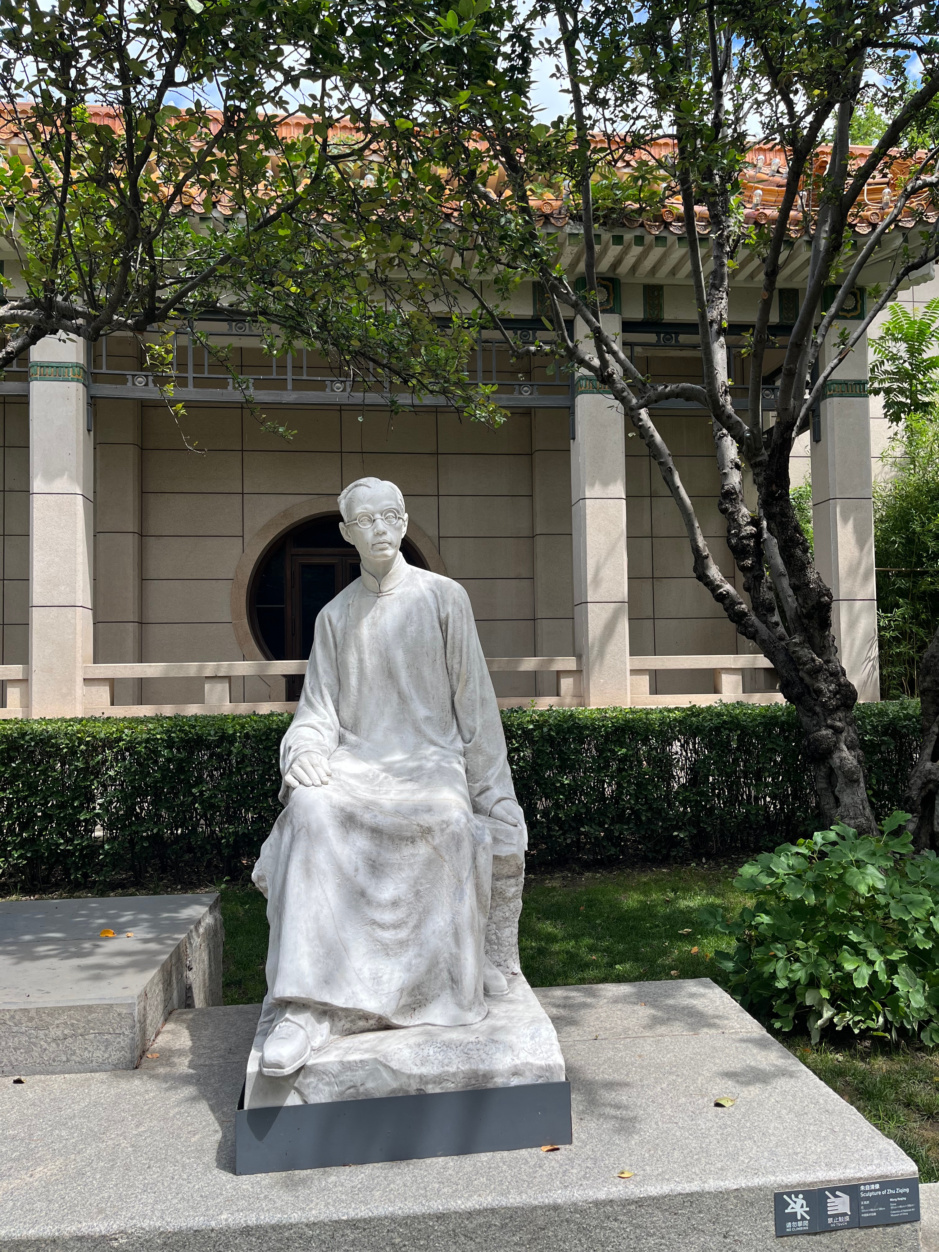 八月的列车已进站。愿乘上这趟车。驶向平安顺遂的旅程。 