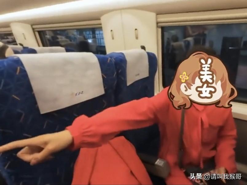 小伙子刚进高铁车厢找到自己的座位，就见一大妈坐在自己的位置上，还没等他开口，大妈
