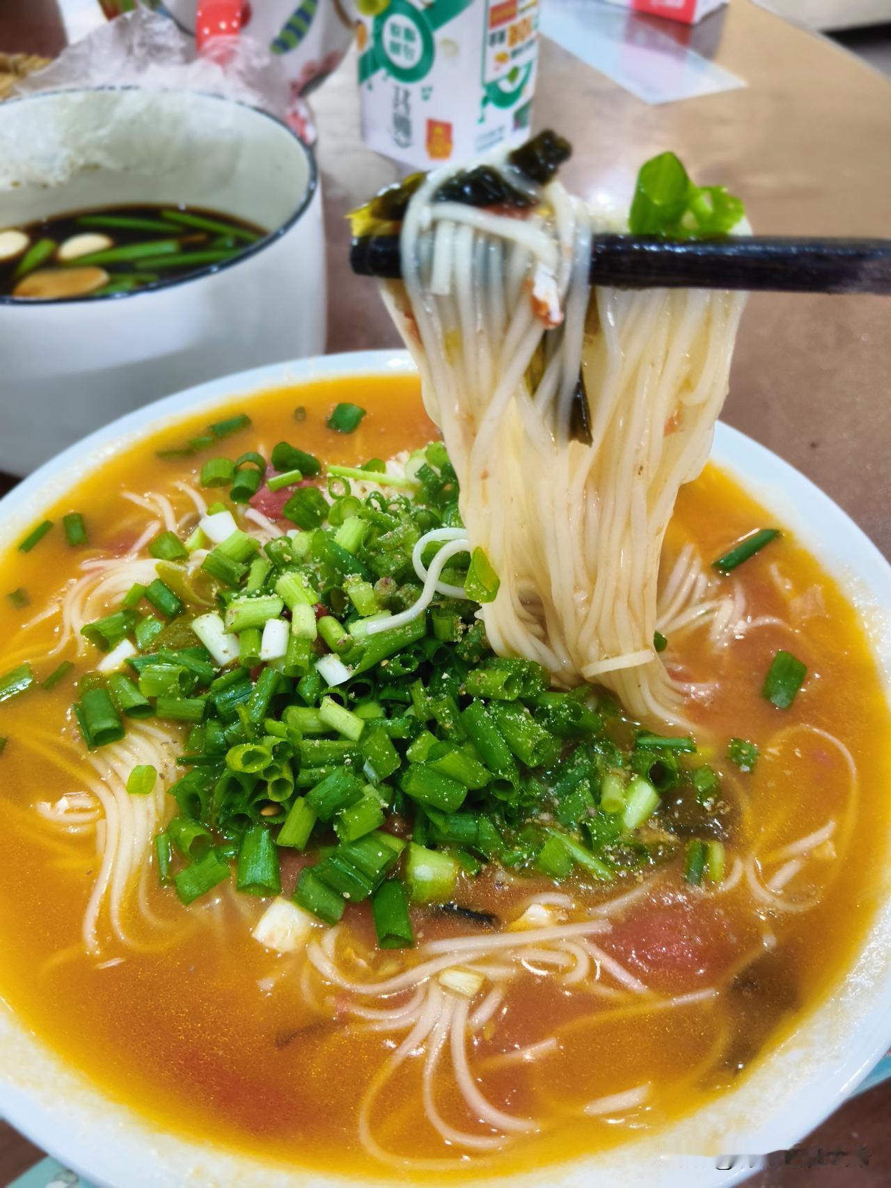 她要出门五天，说，你这几天吃什么啊？！好像离开她，我就得脖子上套个大饼。没吃的时