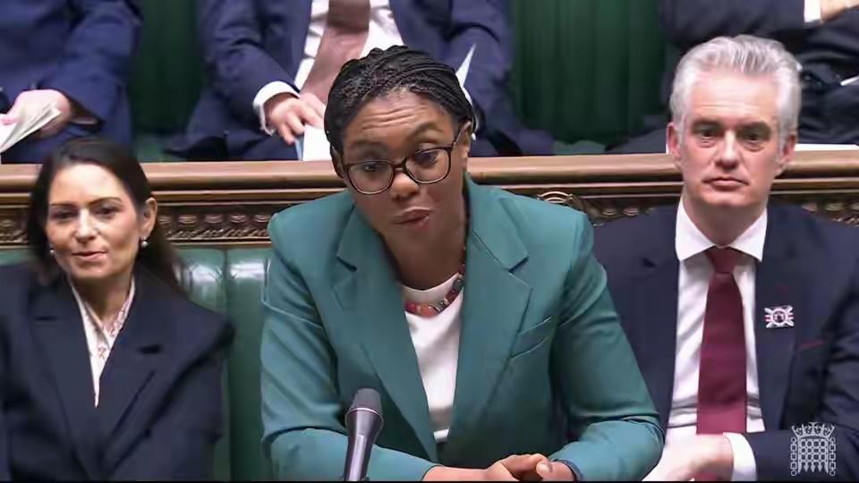 英首相回国后普及中国成语

近日，英国斯塔默访华回国后遭到了反对党的强烈质疑和反