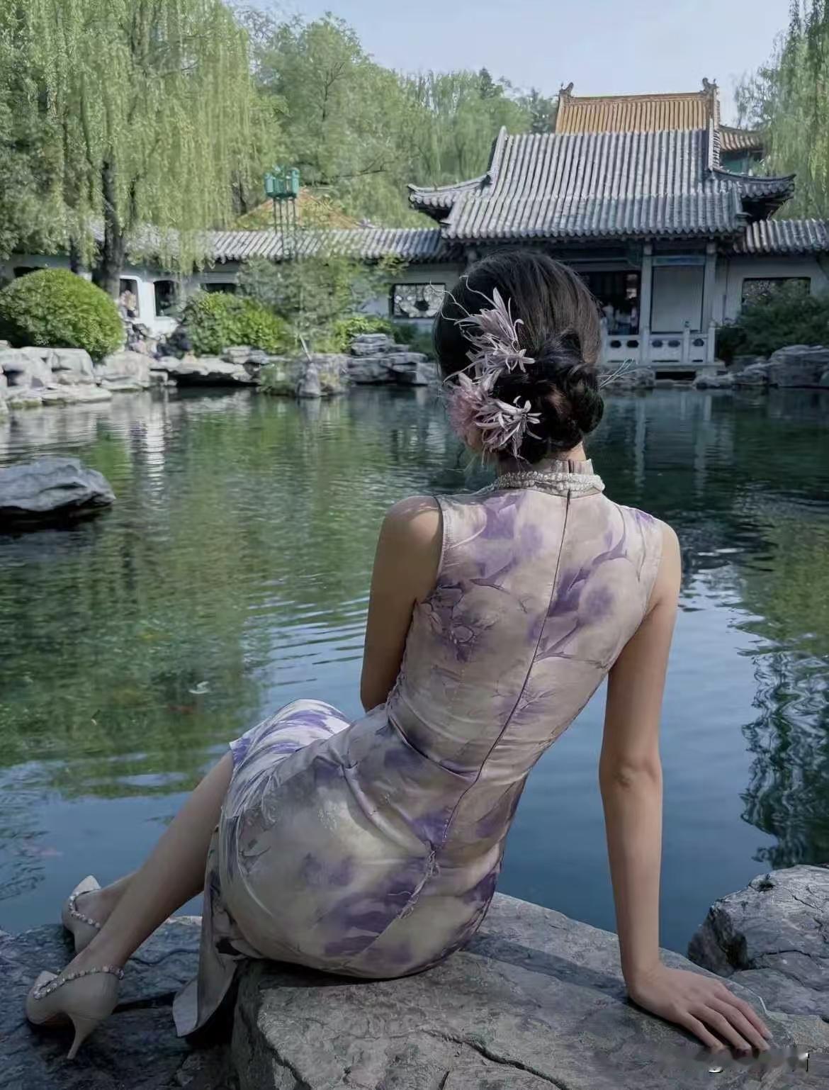 殿前欢·临水悟心
倚湖塘，
亭台楼阁映沧浪。
胸容丘壑尘襟放，
俗事皆忘。
旗袍