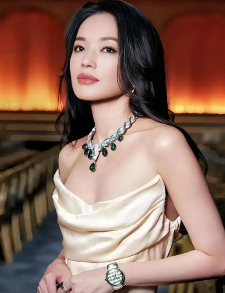 2005年，舒淇有一次去黎明家里做客，正吃着饭的时候，黎明爸爸突然大声说道：“我