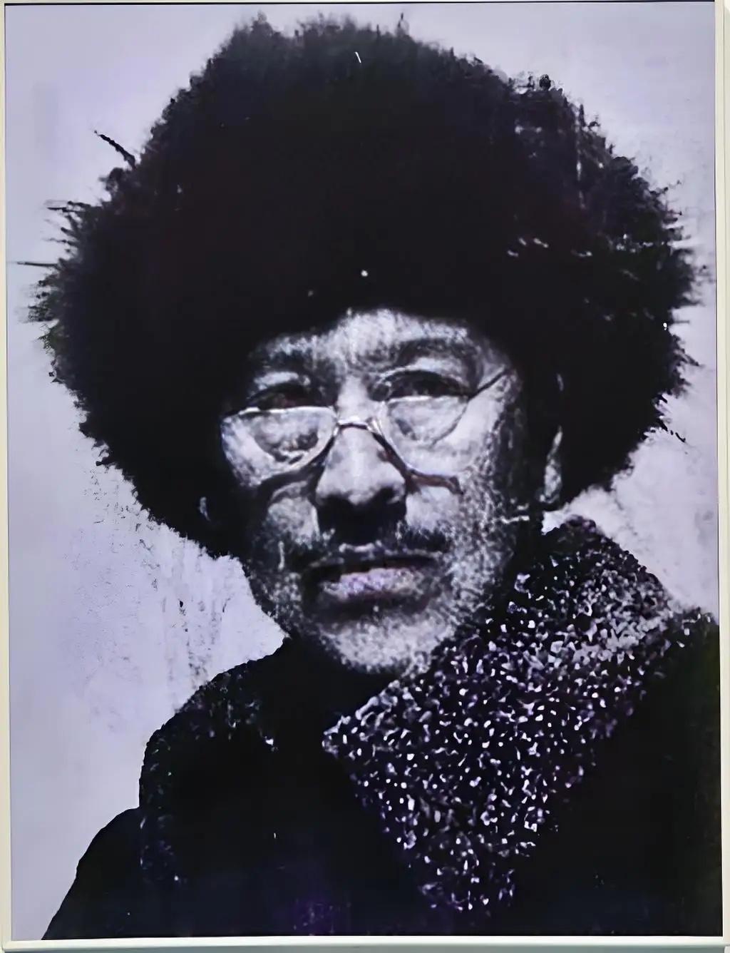 1937年冬，吉林敦化的雪地被鲜血染红。日军将一位67岁的白发老者用两块钢板死死