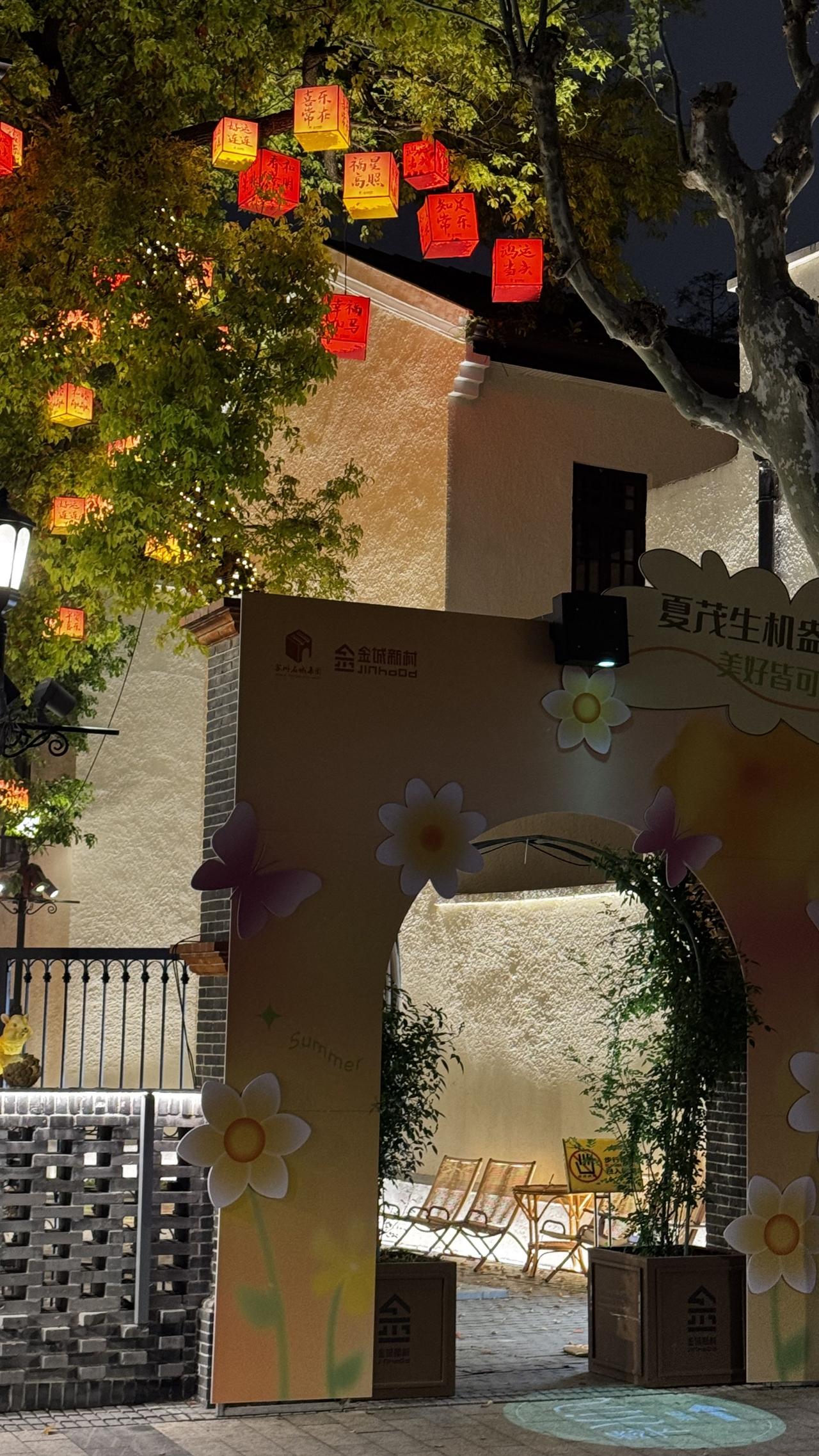 晒晒苏州的城市风光五卅路街道边的街景。