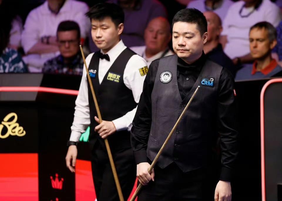 薪火相传:中国斯诺克三代同框!
4月26日的克鲁斯堡剧院，将见证中国斯诺克跨越二