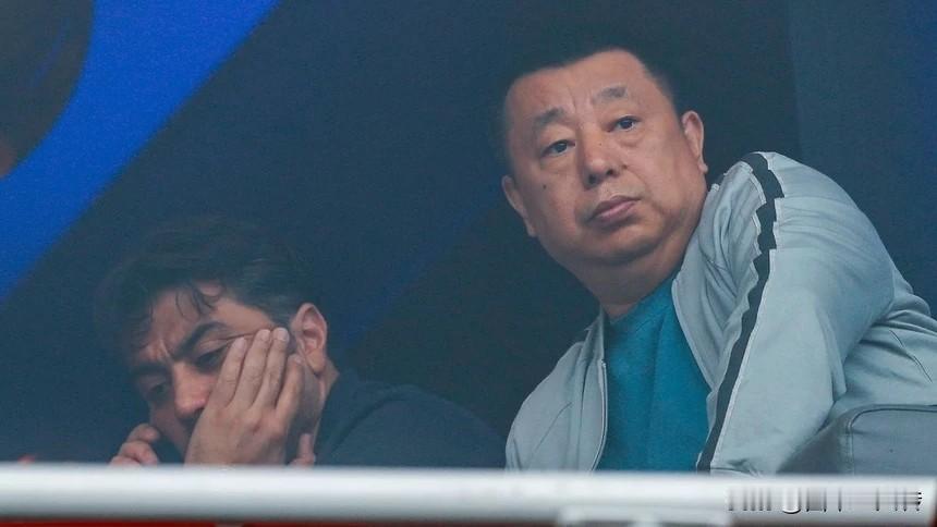 对中国老板严重不满，英格兰队球迷冲进球场引发骚乱

雷丁因允许球迷涌入球场导致比