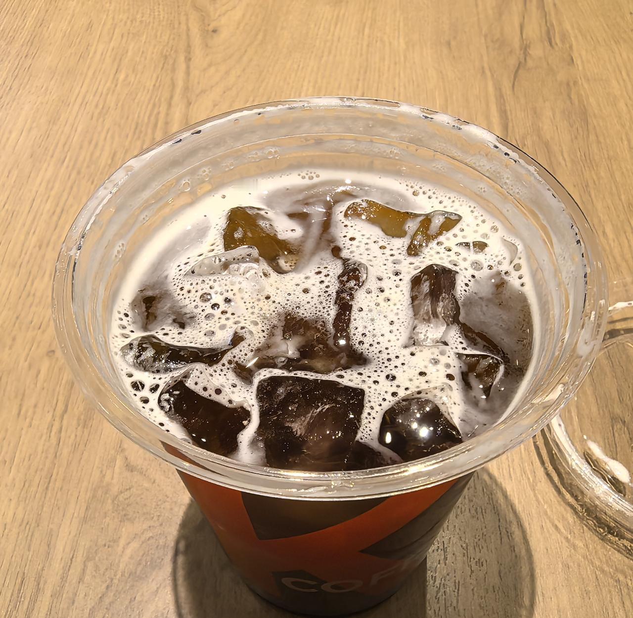 午后两点多钟，正是一天中日头最毒的时候。三十多度的热浪从柏油路面蒸腾而上，整座城