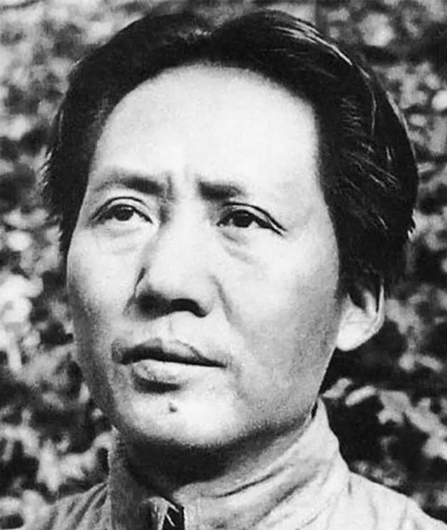 别再用“吃饱饭”定义伟人！今天咱们聊句实在话：总有人说“谁让我吃饱饭，谁就是伟人