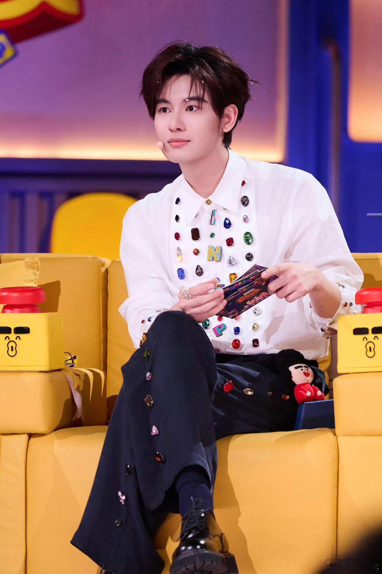 红发少年奔向舞台的瞬间，是热血漫照进现实！胡先煦用最热烈的拥抱告诉外星从，你们的