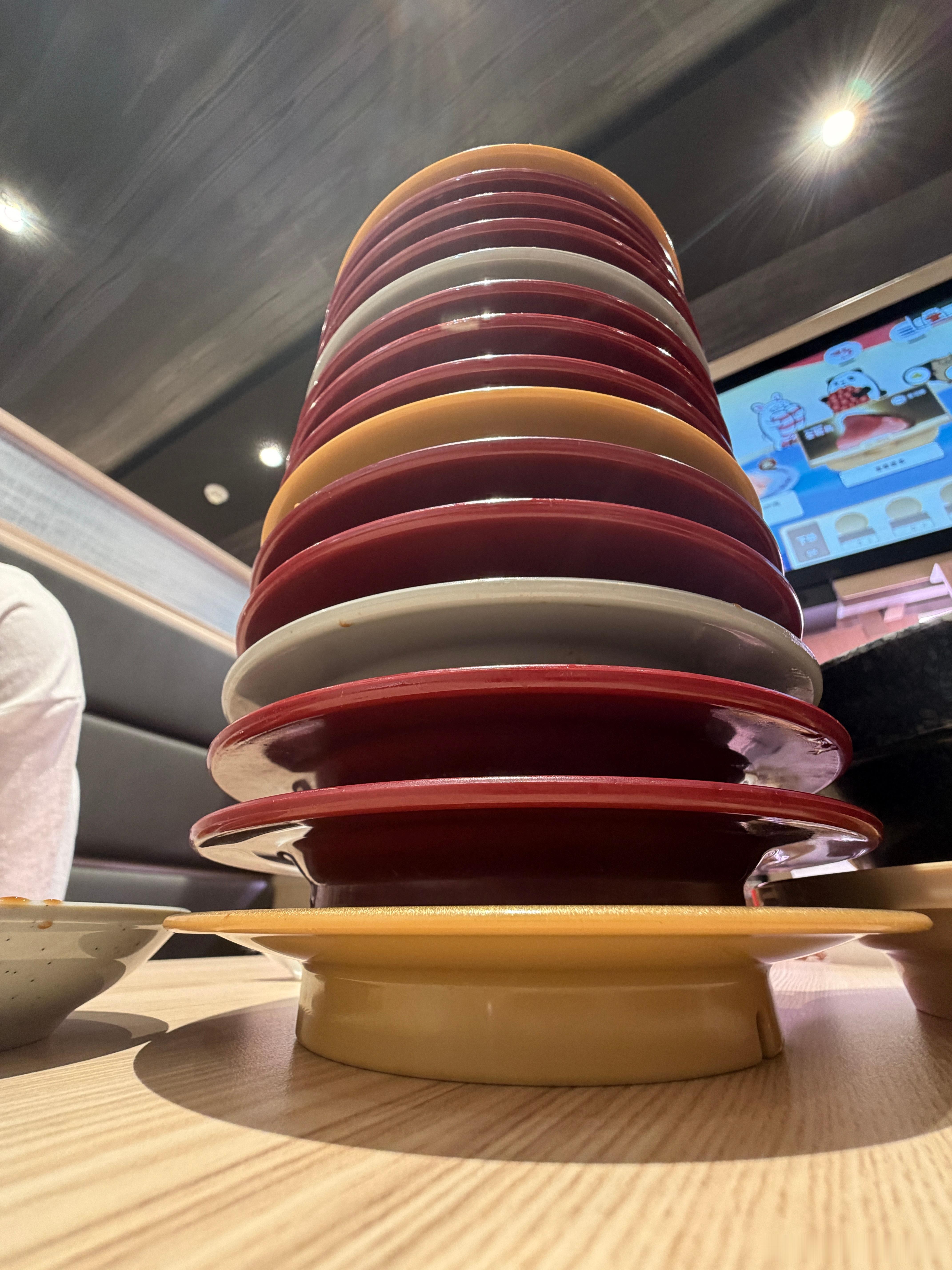 那种一飞冲天的碟子，是怎么吃到的？三个成年人快撑死了也就这么点 