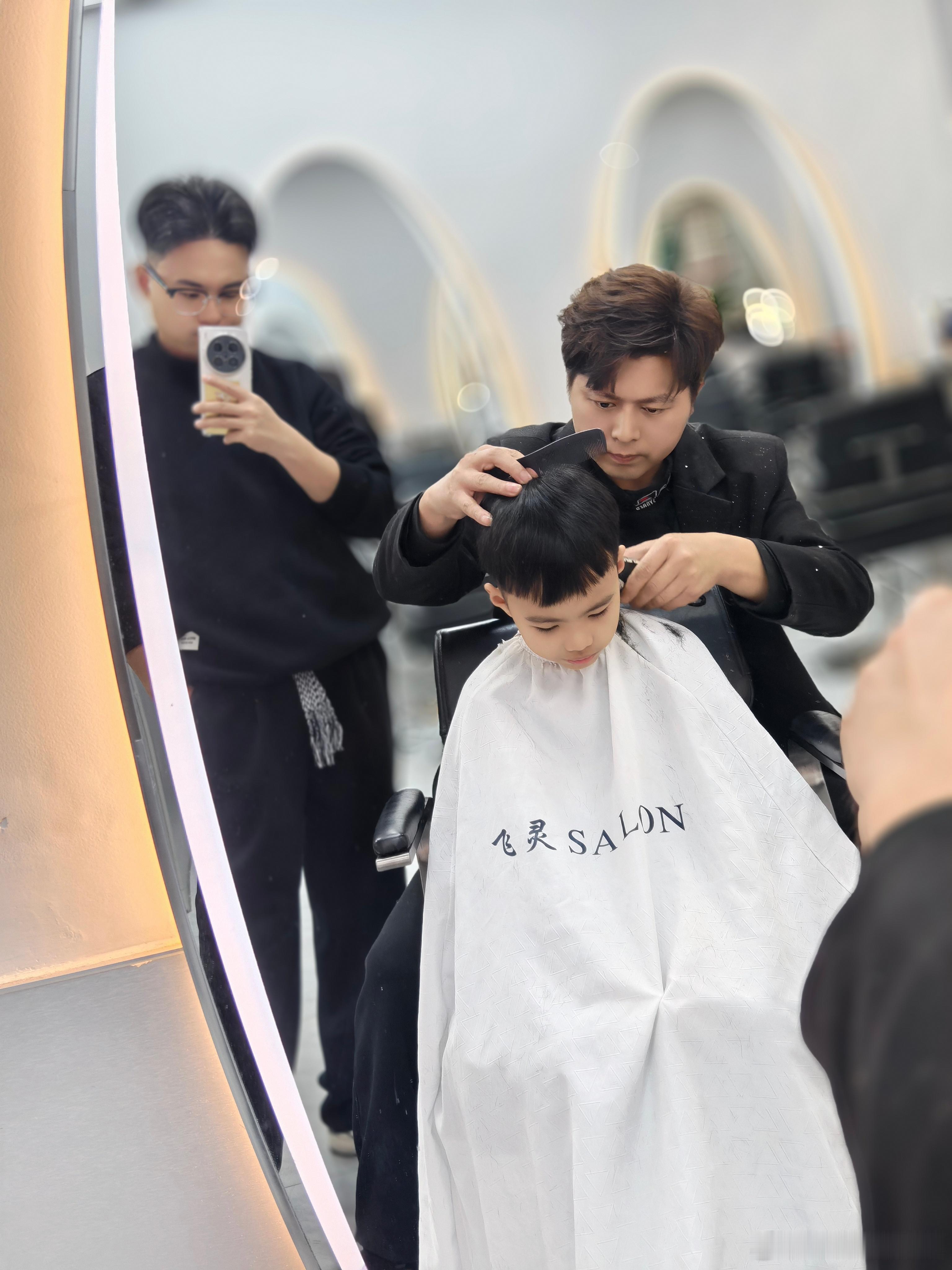 带这小屁孩剪个头发去开封前奶奶带他剪了一次，不让剪短，结果就是剪了和没剪一样，几