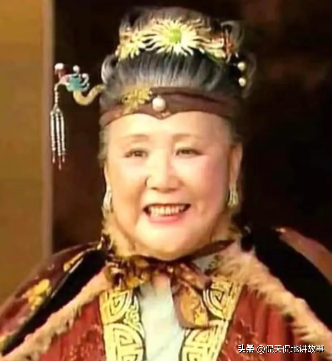 看《红楼梦》时，总被贾母那句“我们这样的中等人家”绕进去——贾家明明是国公府，怎
