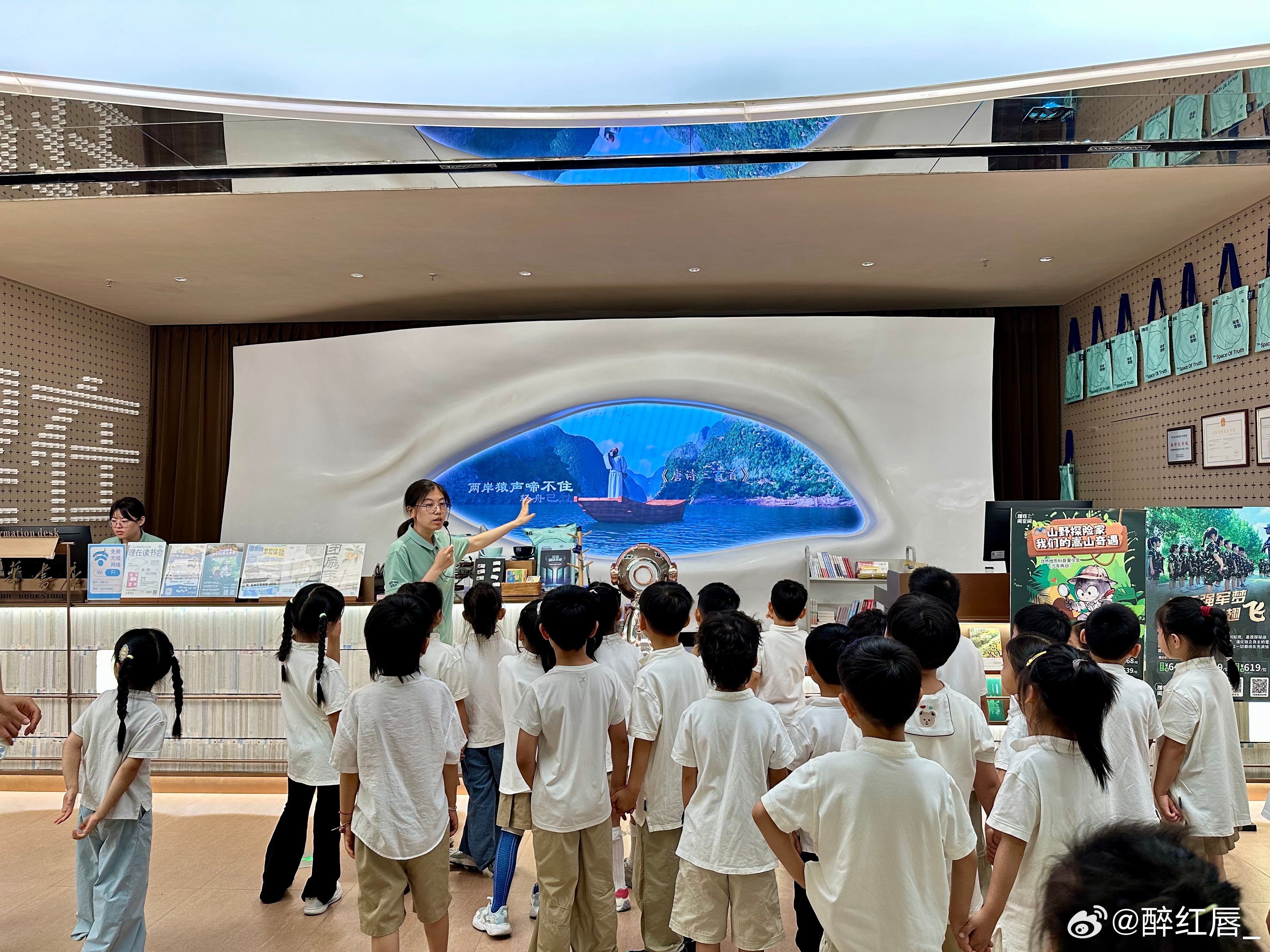 河南人有自己的沉浸式书本剧 遛娃新选择！郑州书店创新推出沉浸式书本剧。红旗渠、焦