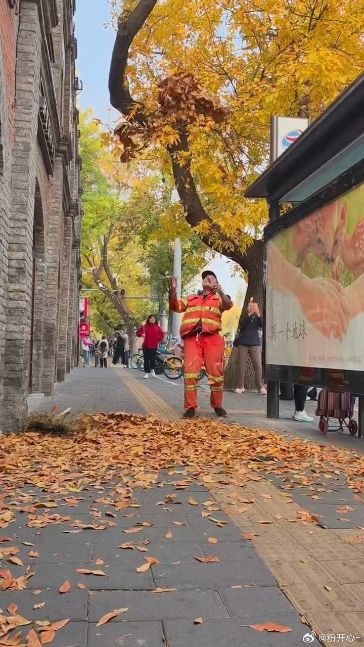 北京通勤路上被家庭相册暖到了谁说浪漫一定要花钱，环卫工大爷这个举动，平凡日子里藏