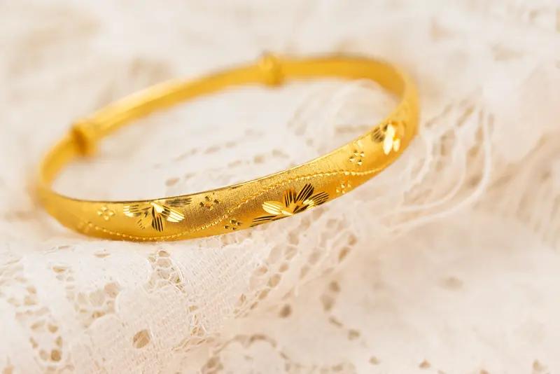 女子卖金手镯每克被吞40多元 女子卖金手镯每克被吞40多元，这事儿听起来就闹心！