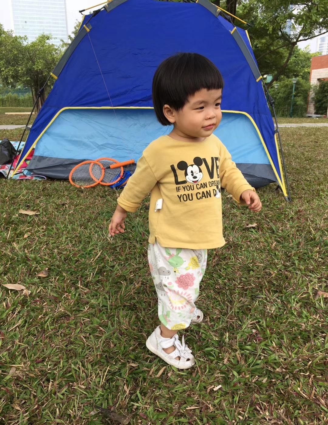 一些跩跩的妹妹，
小时候连生气都这么可爱。了，不愧是还在新手保护期的娃。
现在也