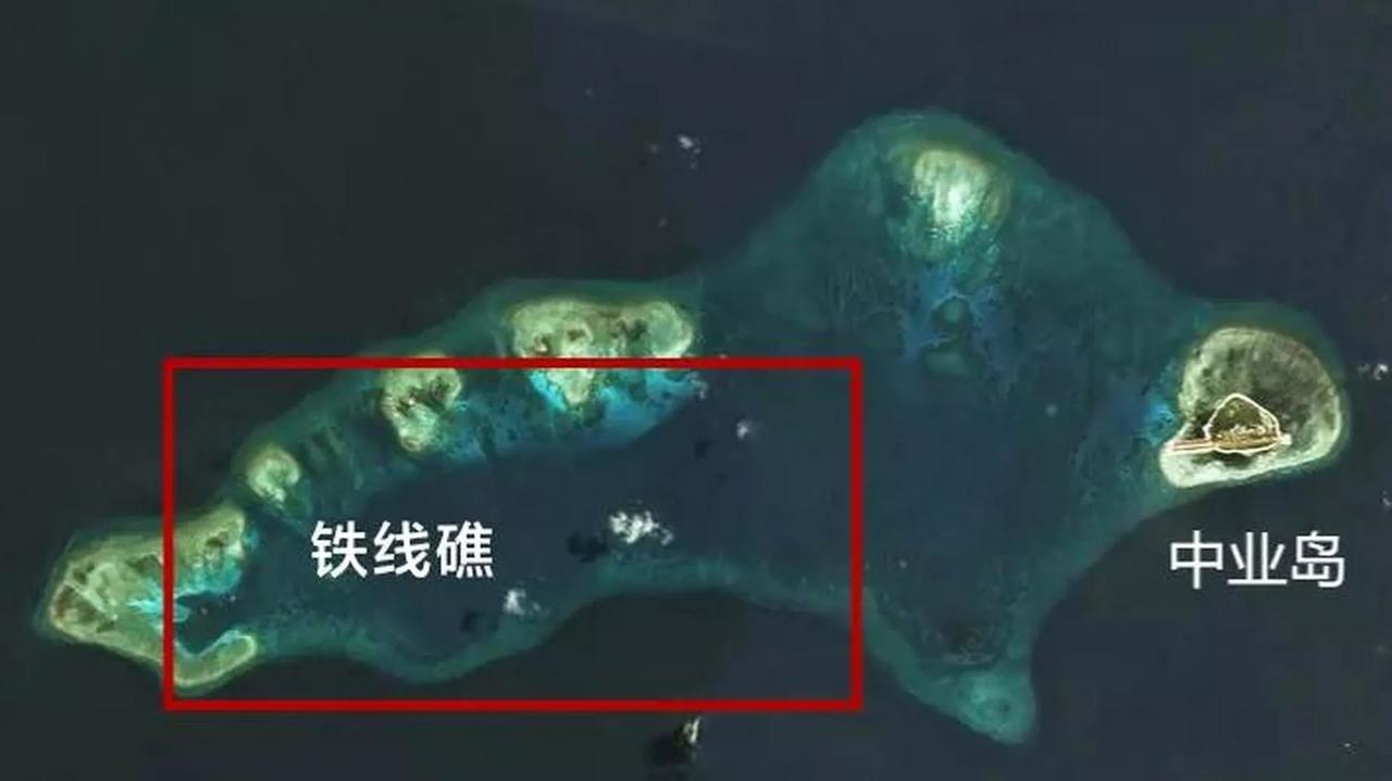 中国海警船在中业岛附近朝着菲律宾公务船3002将水炮全部开启，一直到把它驱离为止