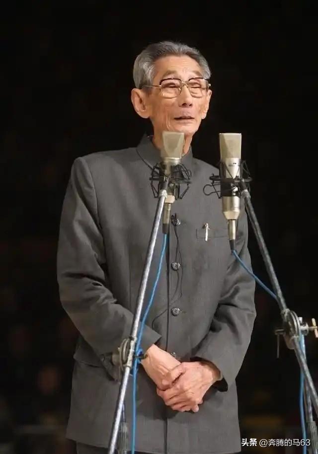 相声大师马三立先生从来不把自己当成名角。一天，马三立先生走在路上一个陌生小孩子对