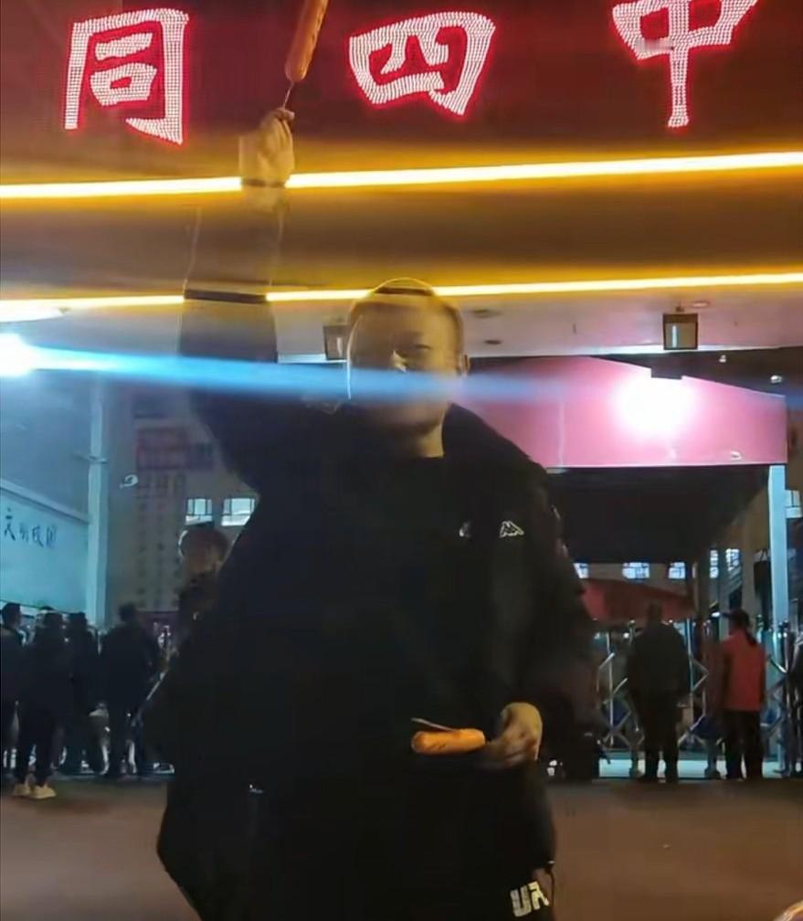 山西大同，毕业了十多年的男子到母校“大同四中”校门口打卡，他在摊贩那里买了两根烤