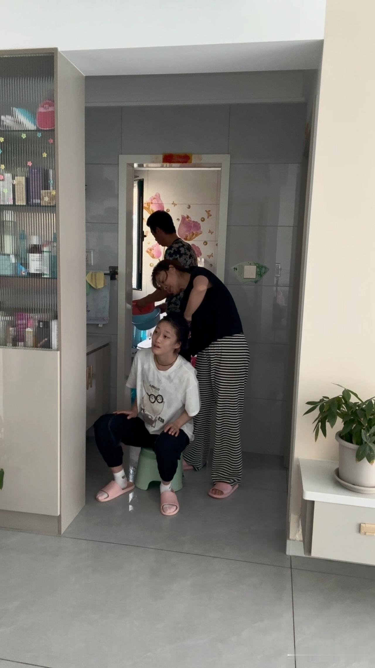 菲儿主动要求洗头发，妈妈帮忙洗头发，教她自己吹头发啦！菲爸给菲儿忙乎洗衣服呢，我