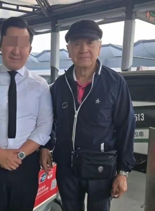 老戏骨秦沛近况曝光！80岁的他瘦了不少，双腿细得像竹竿，穿着外套帽子格外注重养生