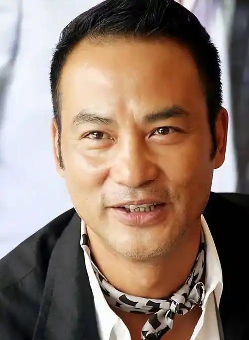 任达华，1955年3月19日出生于中国香港，华语影视男演员，金像奖影帝。荧幕上，
