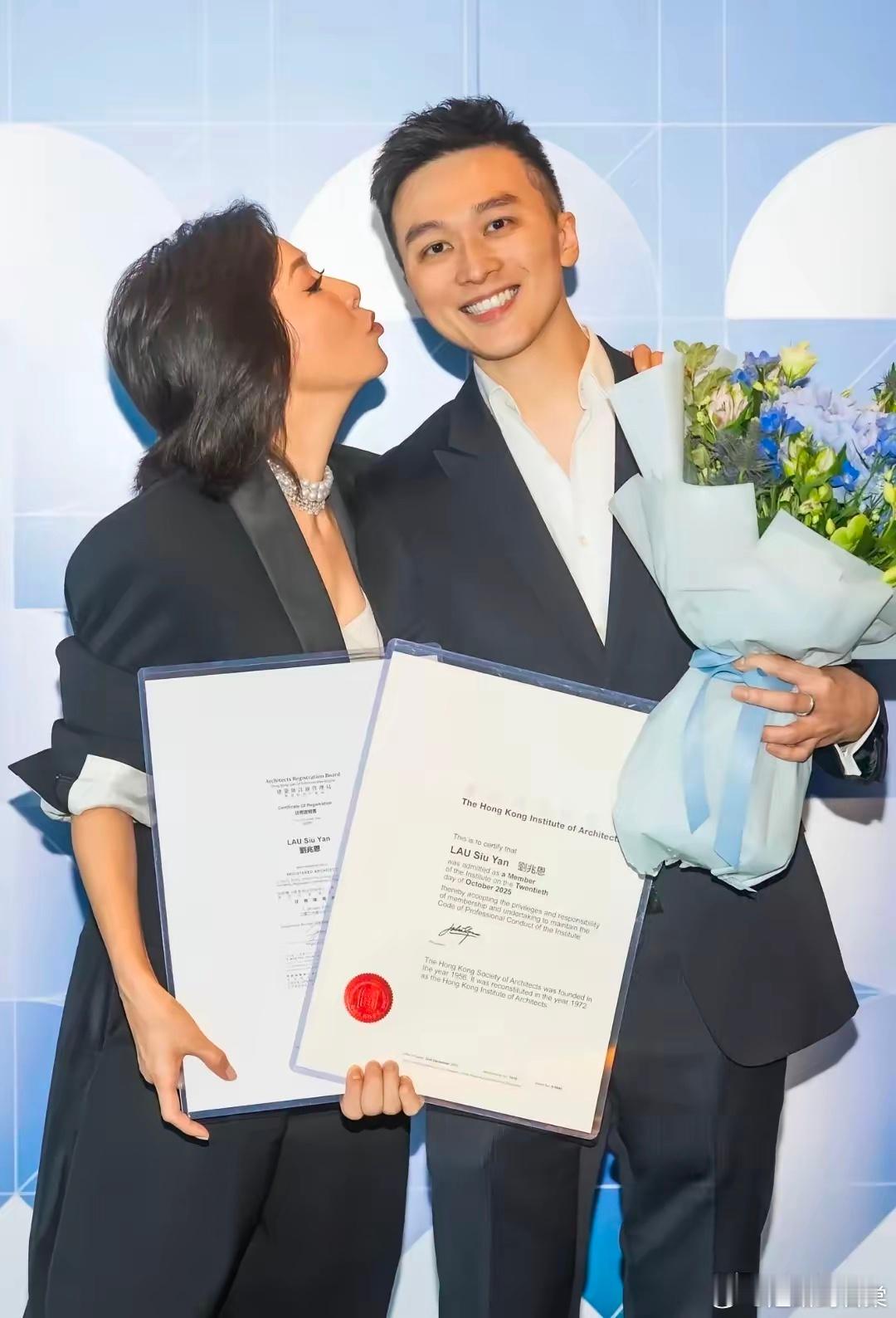 刘嘉玲晒建筑师侄子的获奖照，姑侄俩长得可真像，尤其是眼睛！ 
