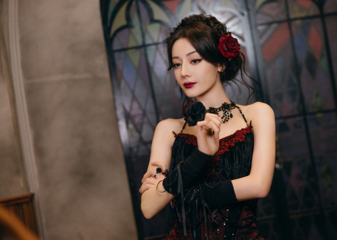 苗苗和迪丽热巴撞造型了，这个衣服一模一样 ​​​