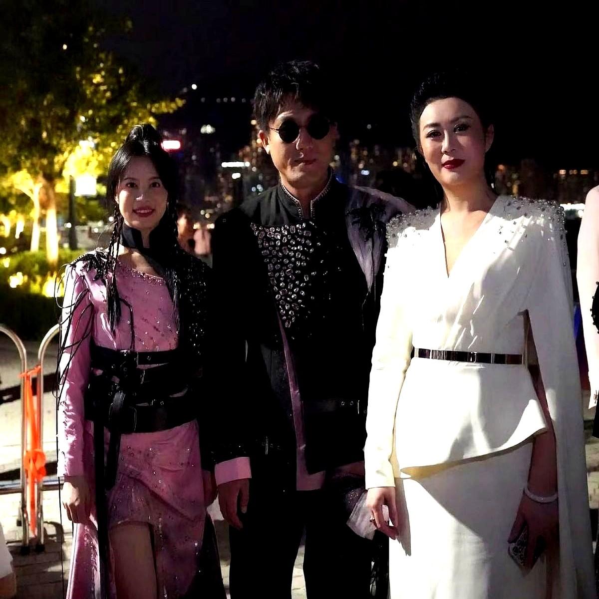 孙媛走上维港红毯，步子迈得跟女王一样，身边却空了。

那晚，她是第一个出场的大美