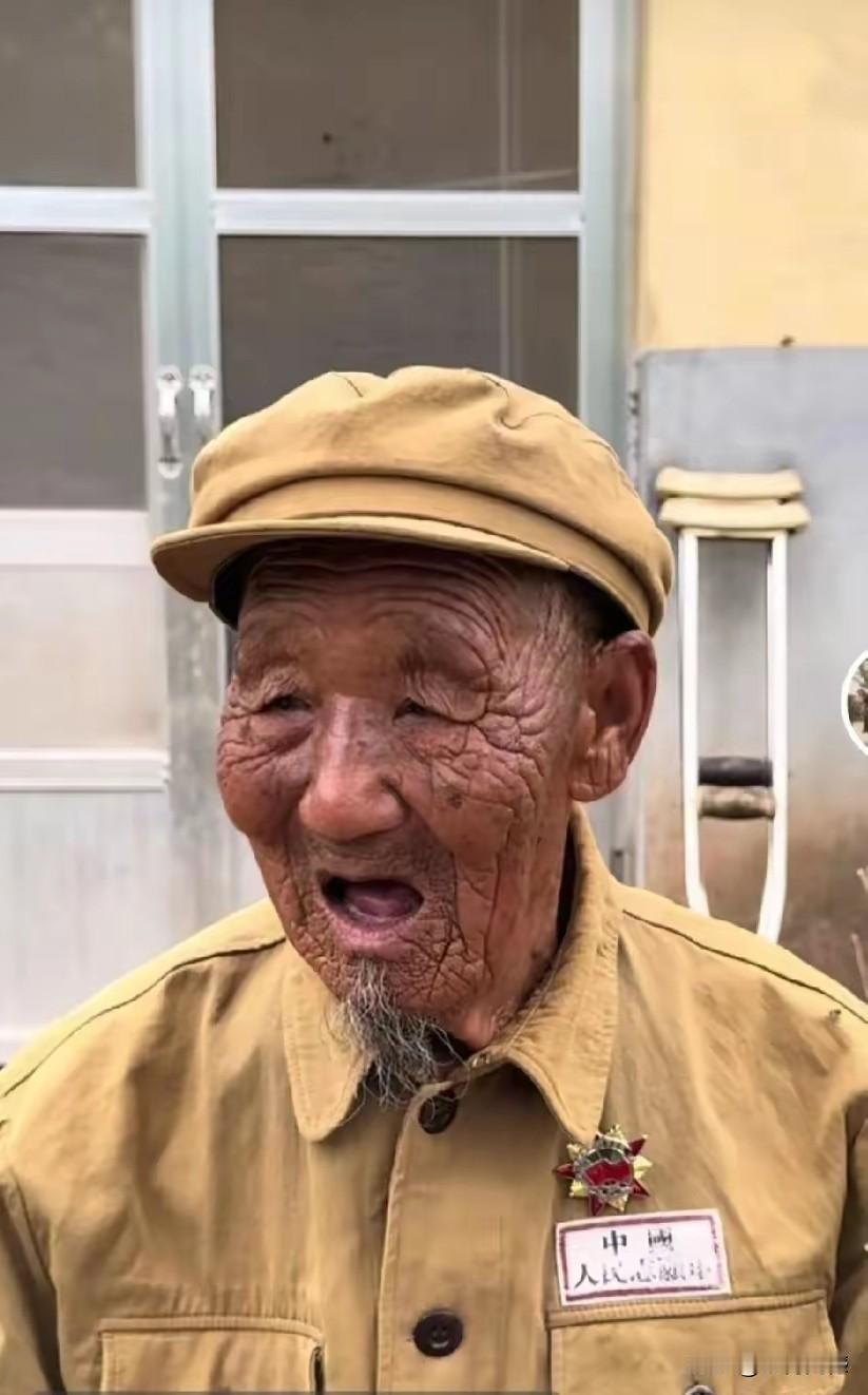 这个老英雄长得特别的慈祥，说话也特别的实在，每次看到他接受采访时的画面，都感觉特