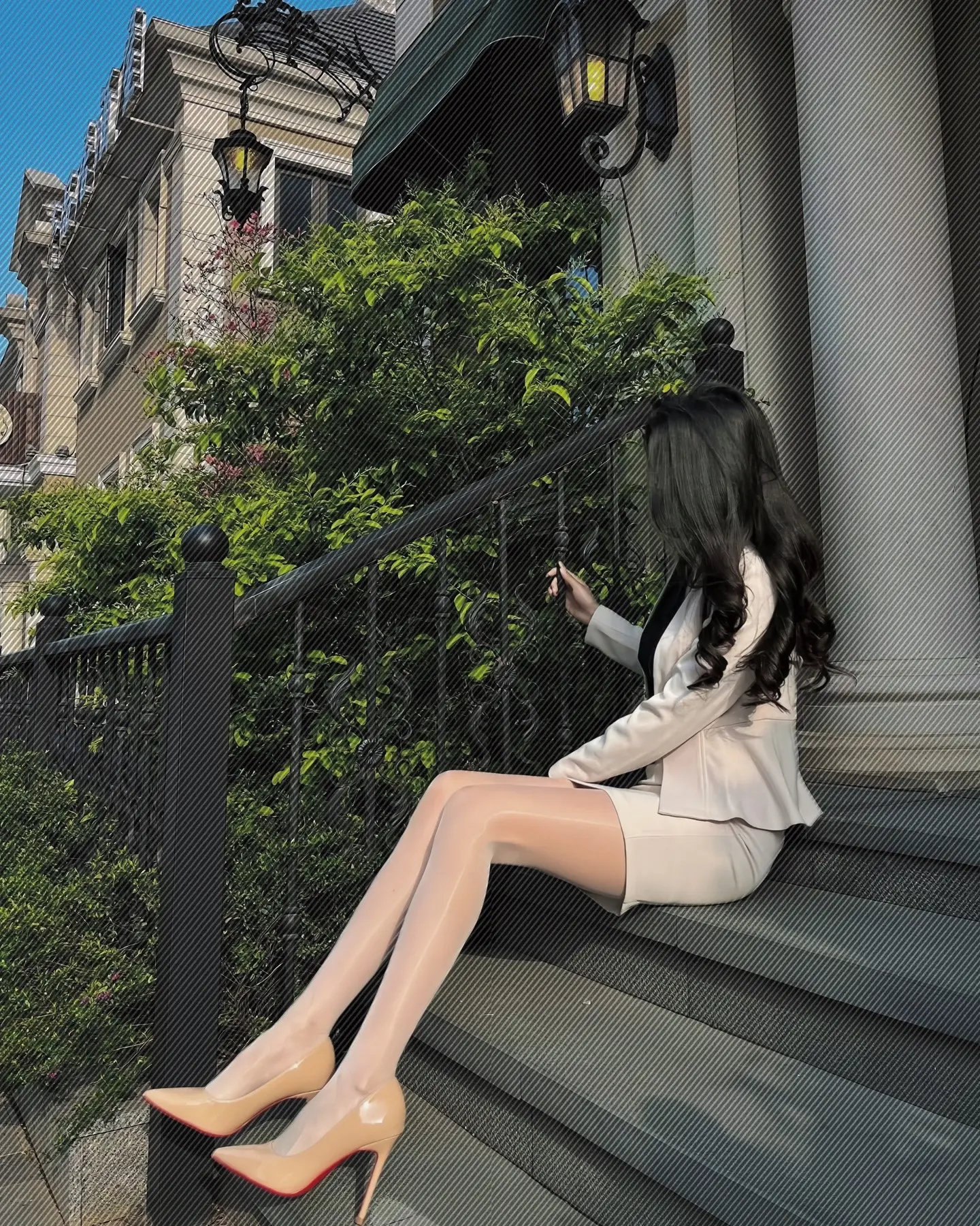 红底高跟鞋配肉丝职业装