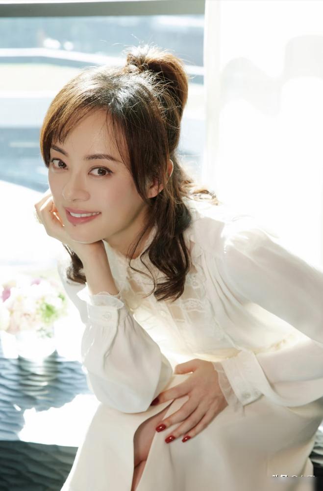 2001年《情深深雨濛濛》片场，孙俪还是给赵薇伴舞的小透明。
 
谁能想到25年