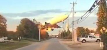 🔻MD-11滑跑过程中掉在跑道上的左发。