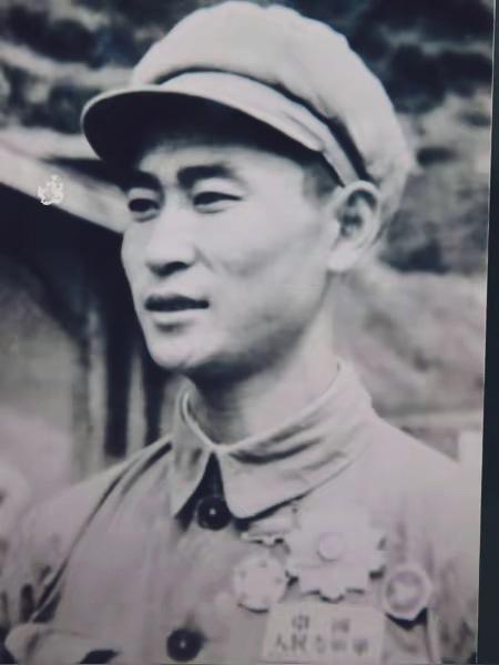 1937年，地下党张宗伟在家中被捕，就在他被抓时，苏联妻子从门外走进来，眼含热泪
