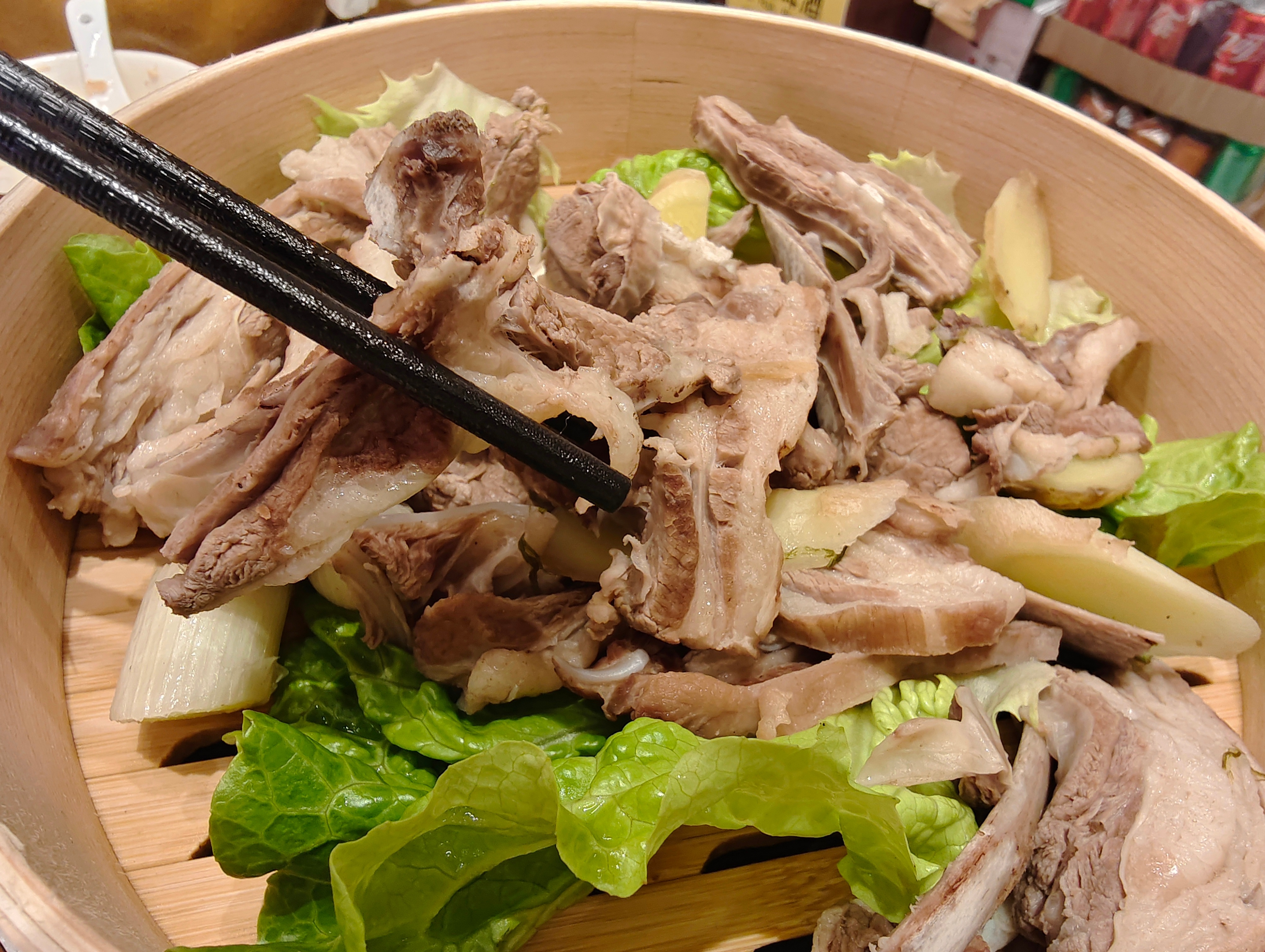 中午吃个海肠捞饭，兄弟们说我太抠了，自媒体返贫了。那晚上这顿呢？是不是稳中向好，