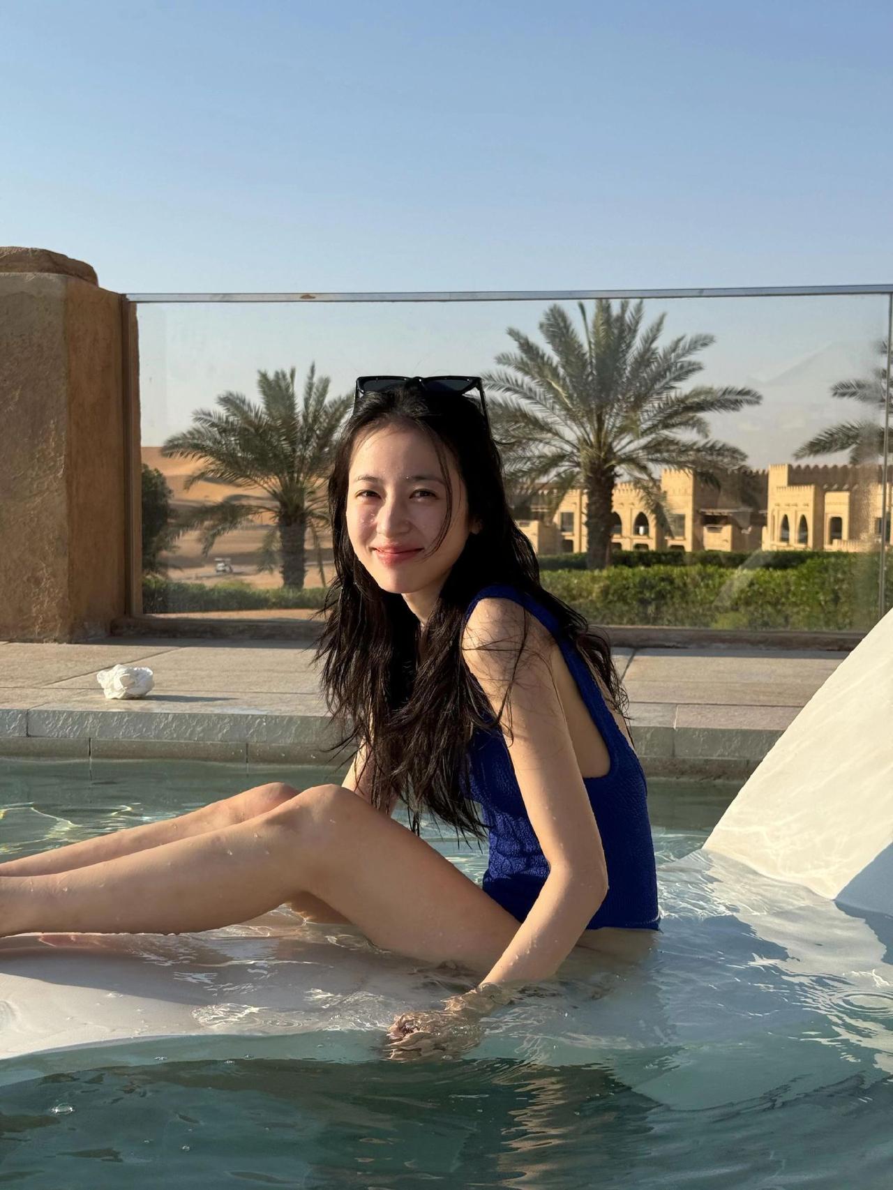 周雨彤
阳光把沙粒晒成碎金
你坐在泳池边
蓝色泳衣洇开一片海
水珠在腿上滚成星子