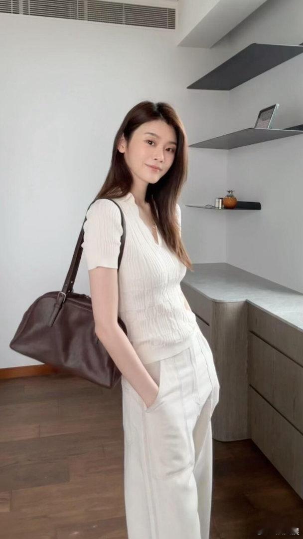 奚梦瑶不愧是豪门阔太，白Polo搭配阔腿裤，简约穿搭尽显高级感。 