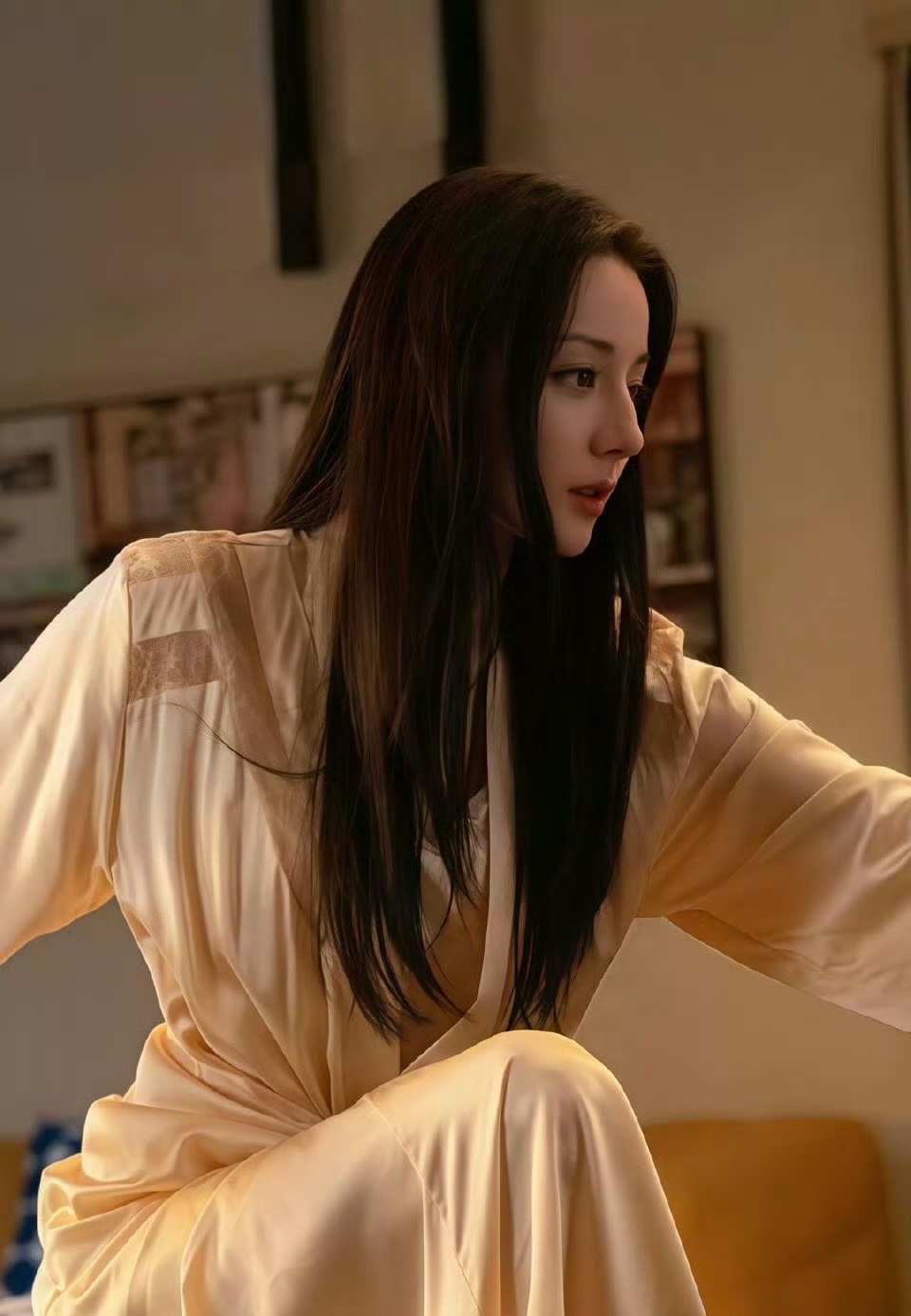 这是要闹哪样呀？西装vs睡裙的打戏？想出来这场打戏的编剧简直是天才，性张力拉满！